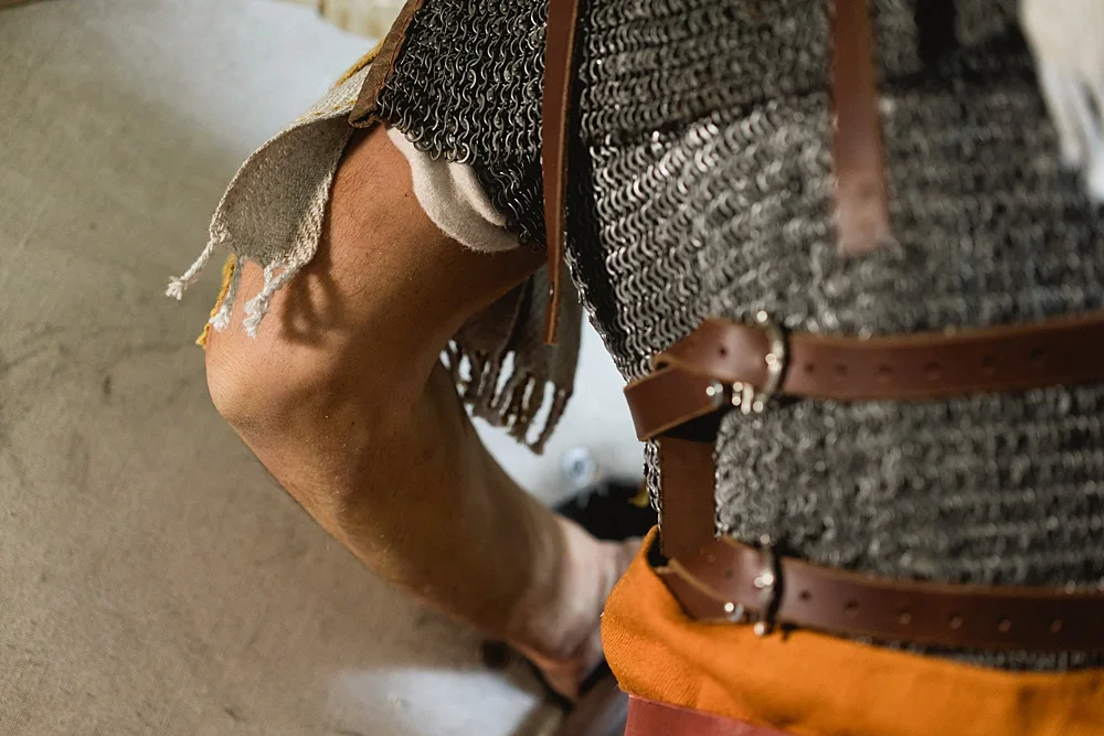 Lebensechte Museumsfigur eines römischen Reiters – Arbeit aus dem Atelier Stelling