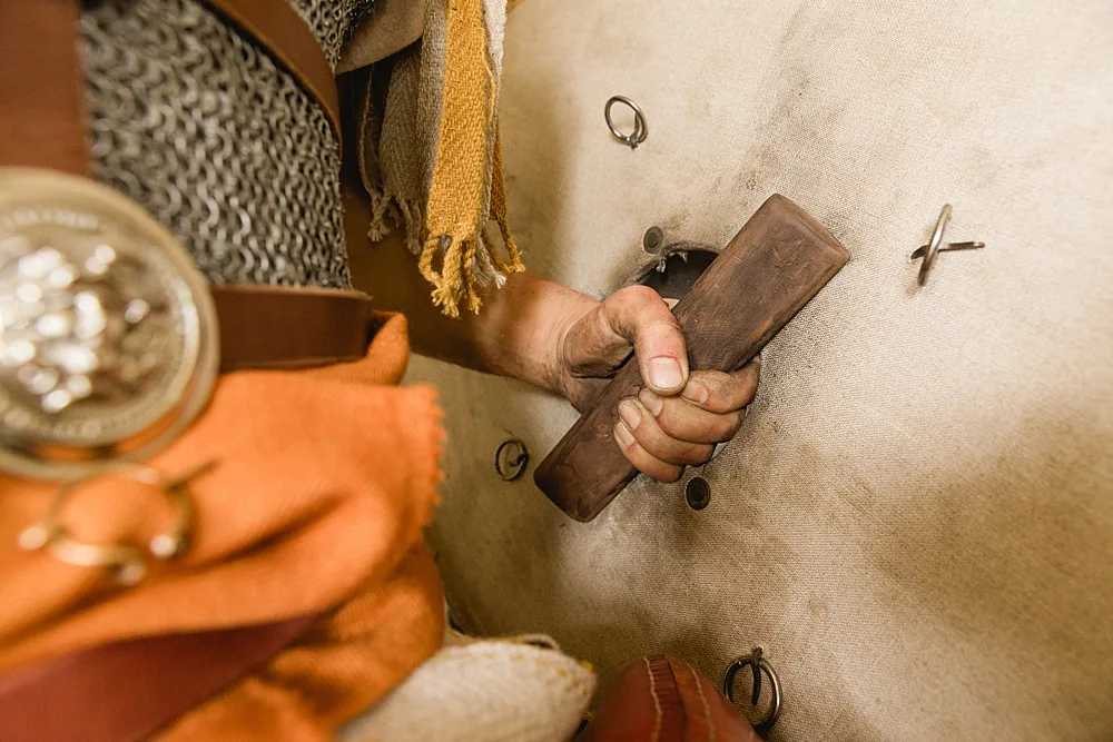 Lebensechte Museumsfigur eines römischen Reiters – Arbeit aus dem Atelier Stelling