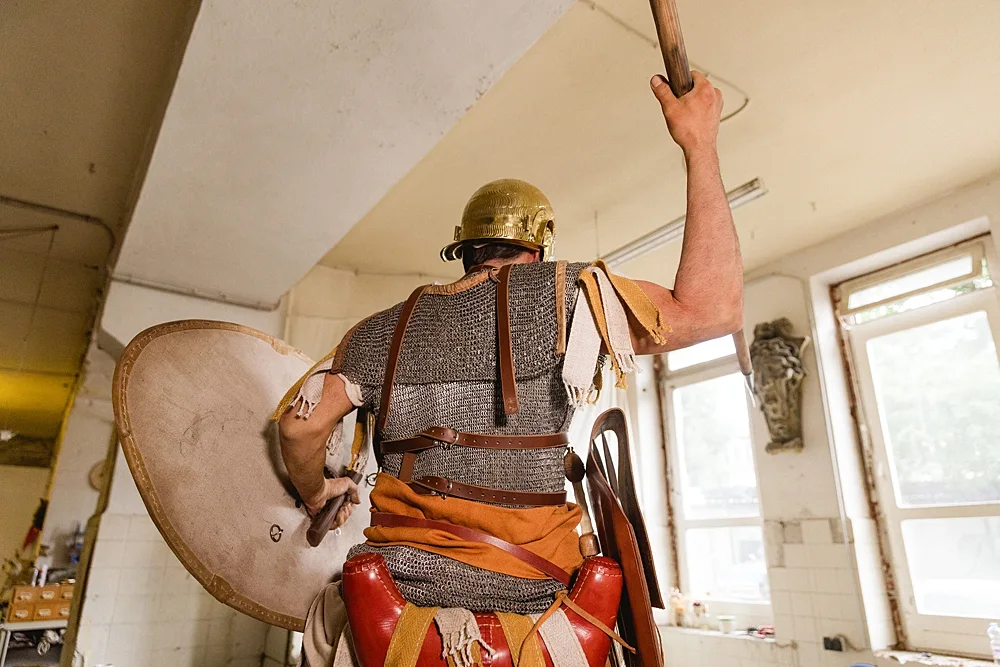 Lebensechte Museumsfigur eines römischen Reiters – Arbeit aus dem Atelier Stelling