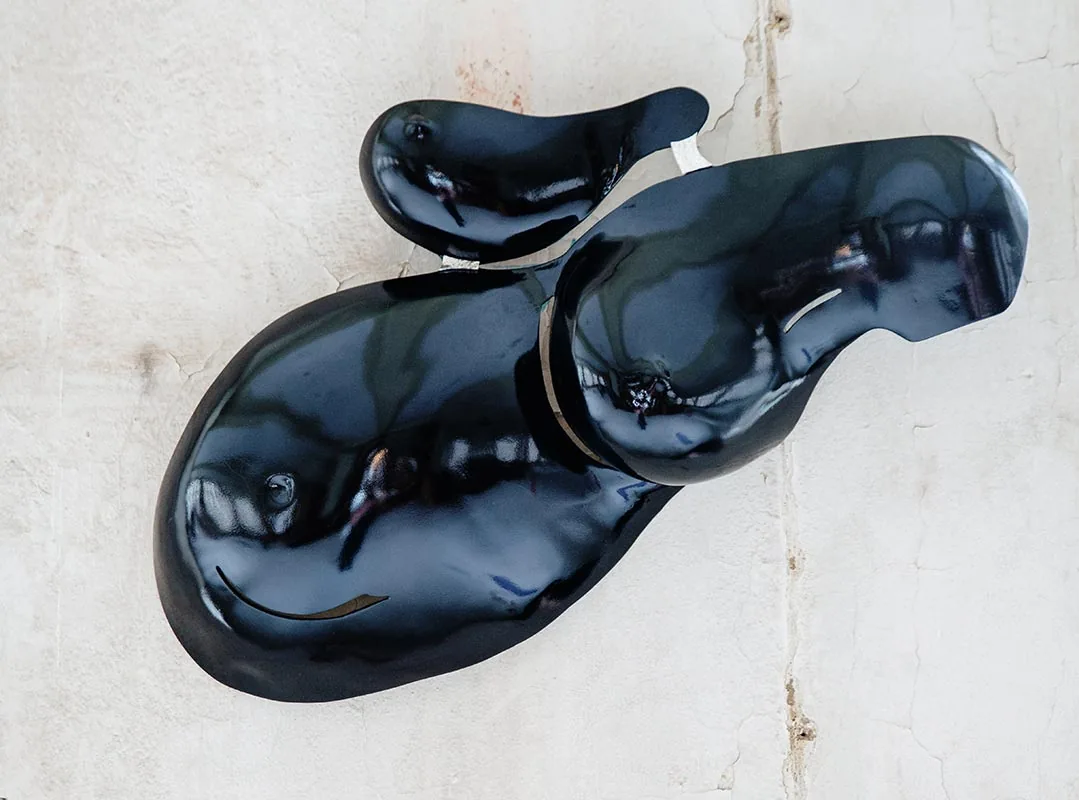 Babybauch schwarz Lack mit Schmuckelementen