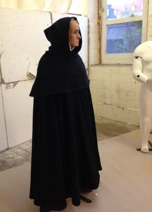 Lebensechte Figur Mönch Matthes im Gewand
