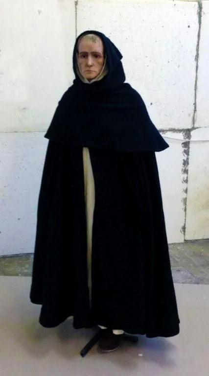 Lebensechte Figur Mönch Matthes im Gewand