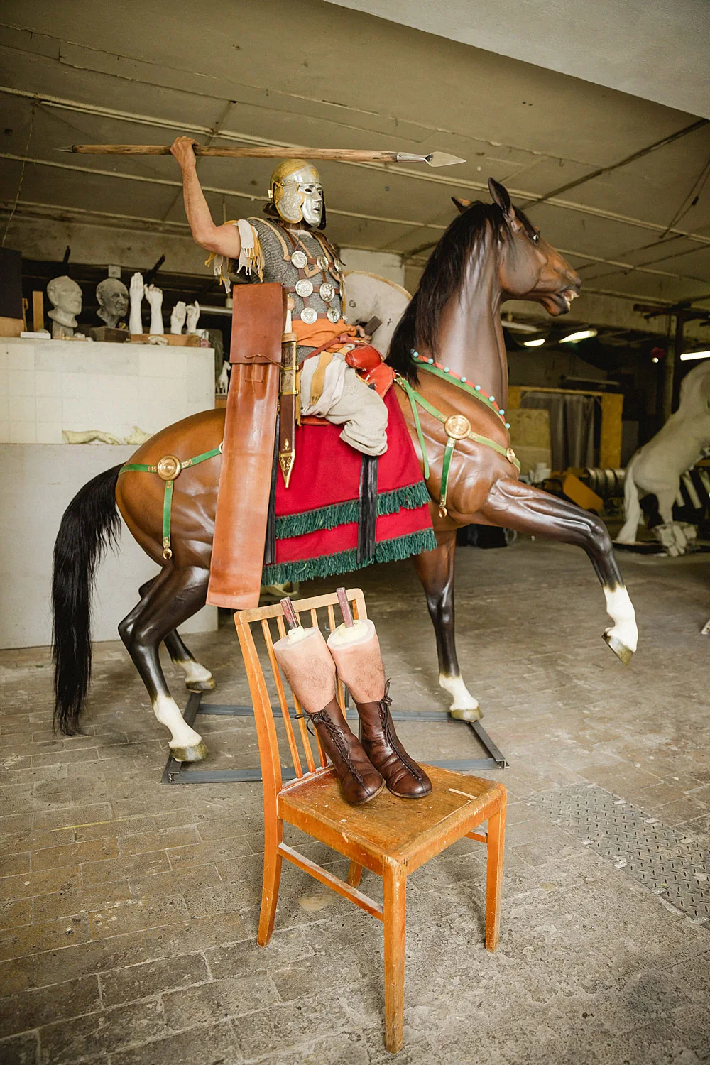 Lebensechte Museumsfigur eines römischen Reiters – Arbeit aus dem Atelier Stelling