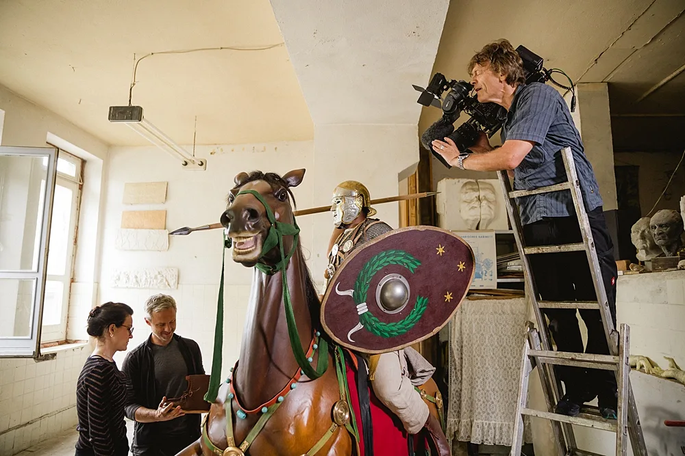 Einblick in die Arbeit an Museumsfiguren für einen MDR-Beitrag